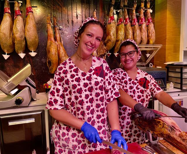 Dank der lichten Säulen-Konstruktion wirkt die Markthalle im Innern sehr hell und weit. In ihr gibt es jede Menge Stände mit einheimischen Produkten. Das große Gebäude ist ein Beispiel für den Modernisme-Stil, der das Gesicht vieler katalanischer Städte prägt. | Foto: Daniel Basler
