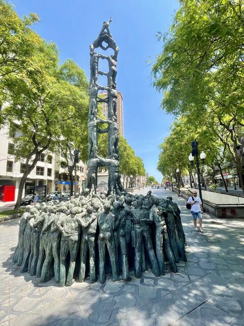 Auf der Rambla Nova, Hauptachse der Stadt und schöner Boulevard, feiert ein Kunstwerk die über 200-jährige Kultur der Menschen-Pyramiden, die Castells, die heute als Wettkampfsport betrieben wird. | Foto: Daniel Basler