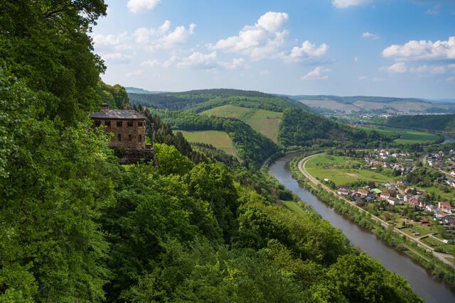  Blick zur Klause von Kastel-Staadt und ins traumhafte  Saartal im Mai22 | Foto: Stefan Jung