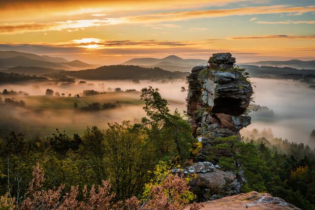 Luger Geiersteine mit Nebel im Morgenlicht  im Oktober | Foto: Stefan Jung