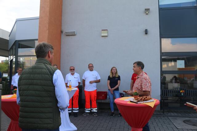 Eine kleine Anerkennung mit Symbolcharakter sollen die Gutscheine sein, so Christian Baldauf und Jochen Ziehl | Foto: Gisela Böhmer