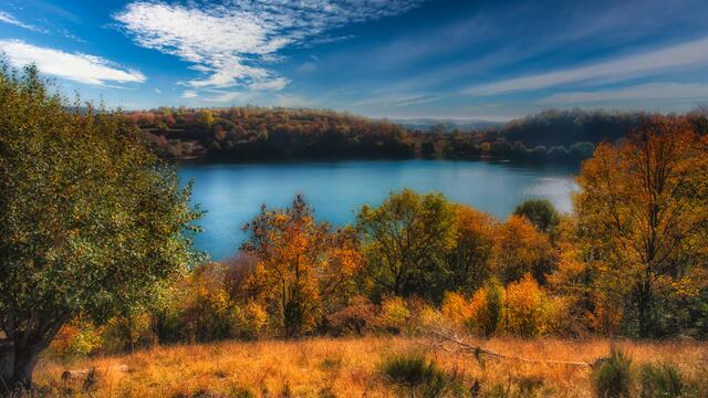 Unterwegs in der Eifel mit einem herbstlichen Blick auf ein Maar im Oktober  | Foto: Stefan Jung