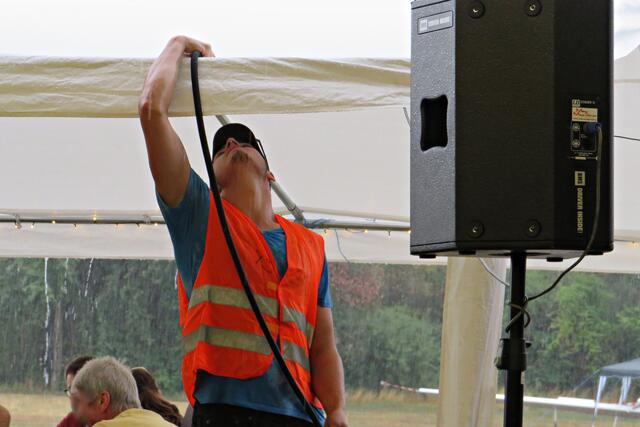 Wasser absaugen, damit das Zeltdach nicht zu schwer wird | Foto: Brigitte Melder