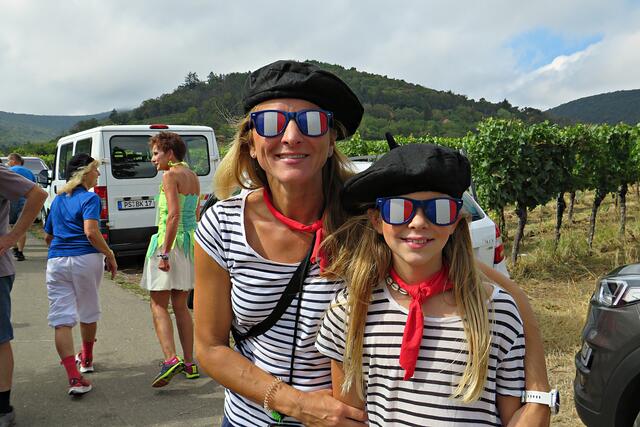Mutter und Tochter in den französischen Farben | Foto: Brigitte Melder