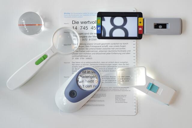 Bei der Auswahl der richtigen Lupe für den gewünschten Zweck helfen mit Mitarbeiterinnen und Mitarbeiter von Optik Steck | Foto: Manok/stock.adobe.com