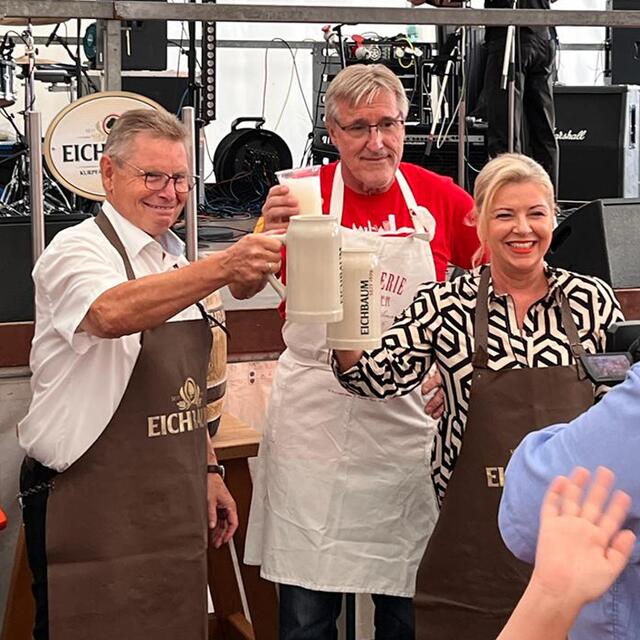Fassanstich; v.l.n.r. Hans-Dieter Schneider, Klaus Lenz, Andrea Franz | Foto: Gemeinde Mutterstadt