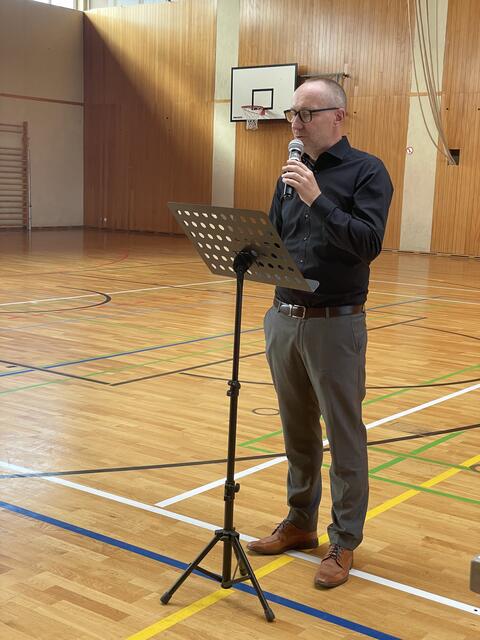 Schulleiter Markus Jung begrüßt Eltern und Kinder | Foto: Weiler