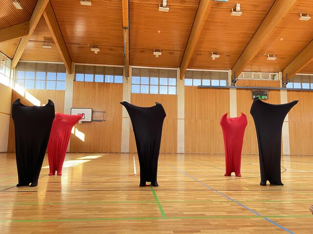 Darbietung in Tanzsäcken- Klasse 6c | Foto: Weiler