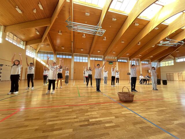 Die 6b tanzt den Macarena