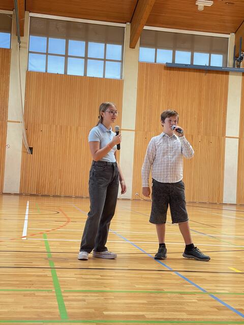Jasmin Faller und Florian Schäfer führen durch das Programm | Foto: Weiler