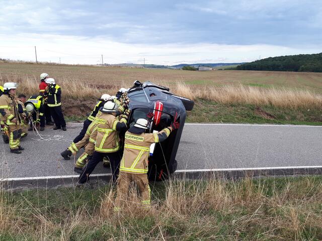 Die Feuerwehr befreite die eingeklemmte Fahrerin mithilfe von hydraulischen Rettungsgeräten. Anschließend kam sie in ein Krankenhaus. | Foto: Feuerwehr VG Otterbach-Otterberg