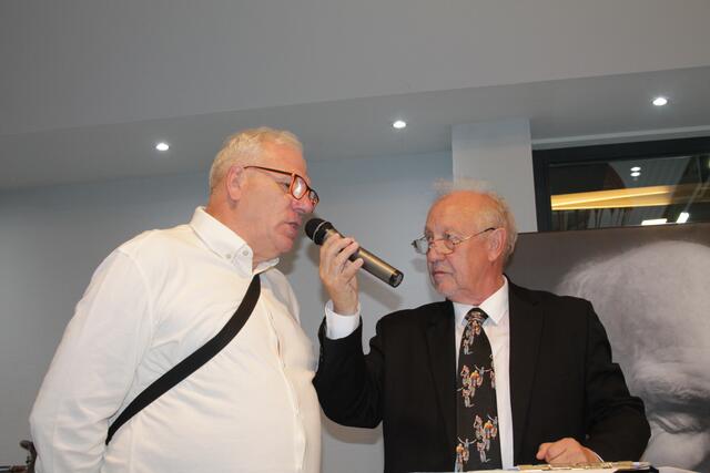 Moderator Hans Kuhn (rechts) interviewt Gregor Braun (Foto Michael Sonnick)