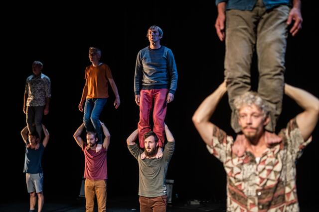 carrying my father | Foto: bart grietens