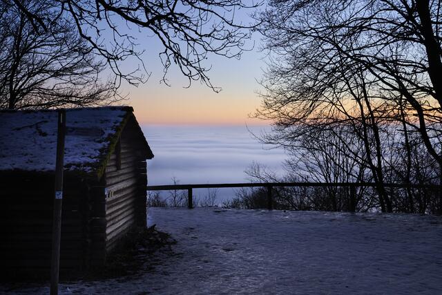 "Über dem Nebelmeer" 
Die Hütte am Hirtenfels auf dem Weg zum Adlerbogen im Januar 2022.
