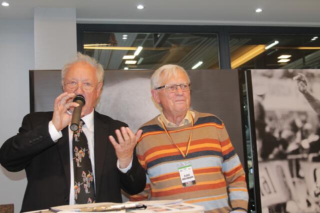 Moderator Hans Kuhn (links) interviewt Klaus Angermann (Foto Michael Sonnick)