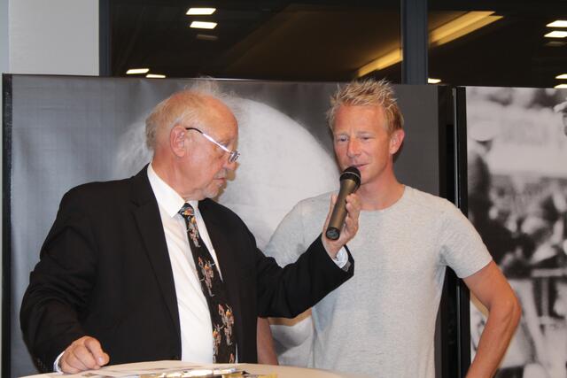 Moderator Hans Kuhn (links) interviewt Fabian Wegmann (Foto Michael Sonnick)