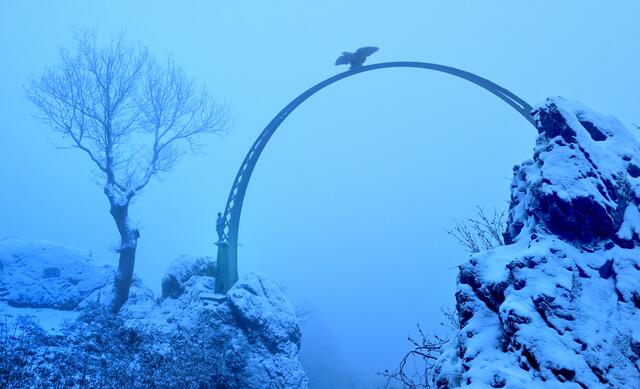 Der Adlerbogen im Dezember 2021. Das Donnersberger Land umhüllt von Nebel.