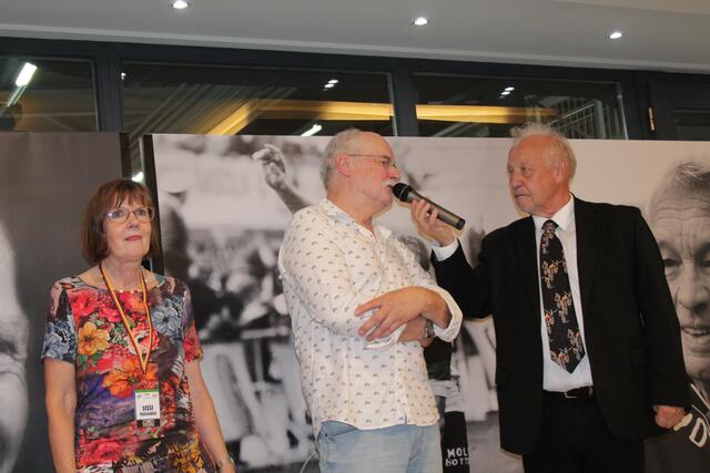 Moderator Hans Kuhn (rechts) interviewt Jockel Faulhaber (Foto Michael Sonnick)