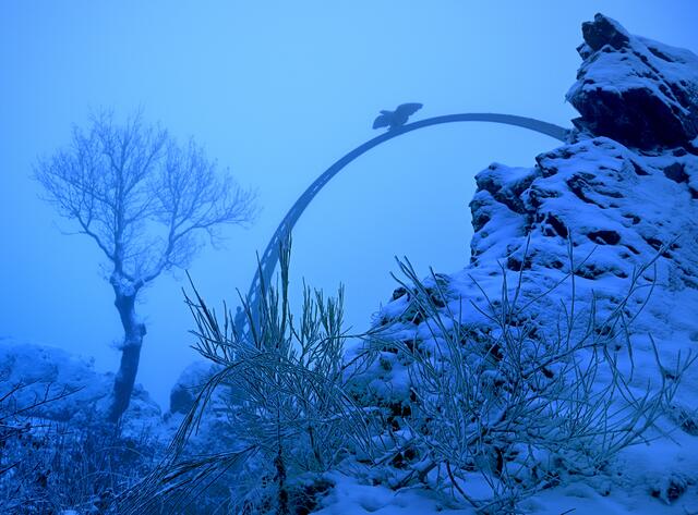 Der Adlerbogen im Dezember 2021. Das Donnersberger Land umhüllt von Nebel &amp; Schnee.