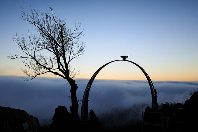 Der Adlerbogen im Januar 2022. Eine dicke Nebeldecke über dem Donnersberger Land. 