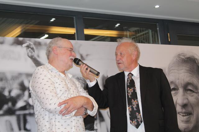 Moderator Hans Kuhn (rechts) interviewt Jockel Faulhaber (Foto Michael Sonnick)