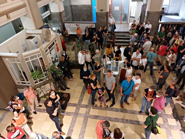 Blick von der Empore auf zahlreiche Besucher und Besucherinnen | Foto: Brigitte Melder