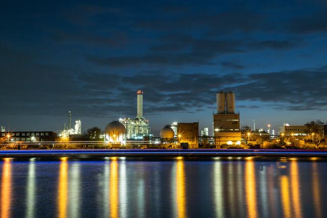 BASF bei Nacht mit blauem Schiffslicht / Ludwigshafen / März
Bild: privat / Georg Beck