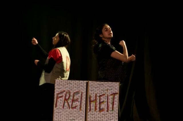 Am 24. September findet der Theaterabend mit den Wettbewerbspreisträgern des Theatertreffens der Jugend – Berliner Festspiele 2022 statt: “Wir sind hier!” | Foto: PS