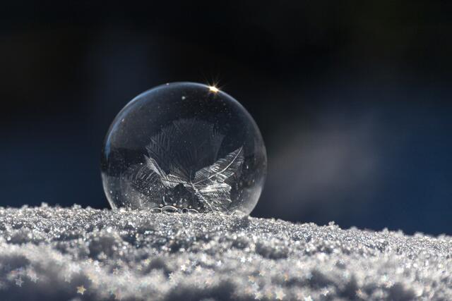 Seifenblase mit Eisblume und Sternen-Bokeh / Böbingen / Februar
Bild: privat / Georg Beck

