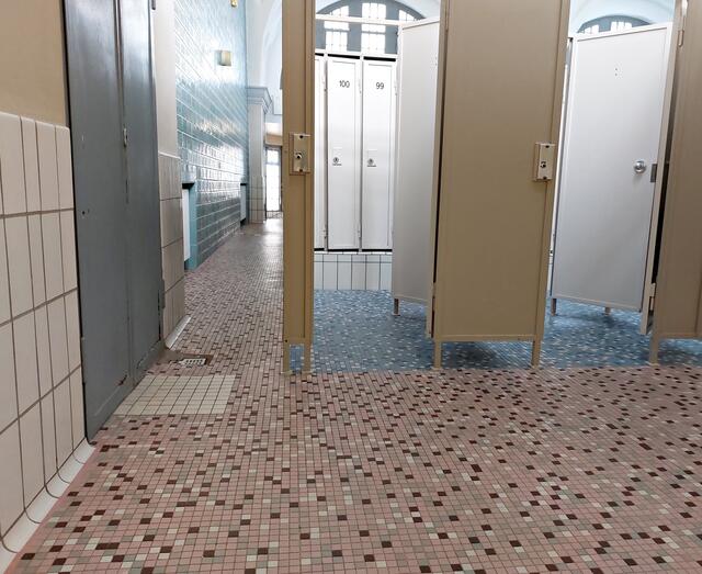 Kleine Mosaikfliesen am Boden, große an den Wänden - Umkleidekabinen | Foto: Brigitte Melder