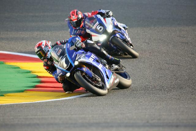 Das YART Yamaha-Team (Nummer 7) vor dem Honda-Team (Nr. 5) (Foto Hartmut Reuschel / foto-moto)