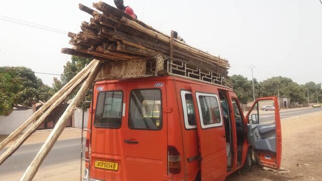 Der Transport des Holzes für das Dach