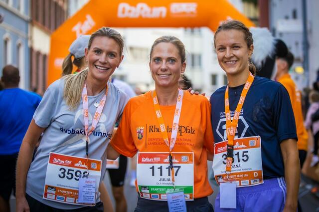 Das Siegerpodest bei den Damen (von links): Nina Spiegel (3. Platz), Julia Könnel (1. Platz), Diana Neben (2. Platz)  | Foto: B2Run