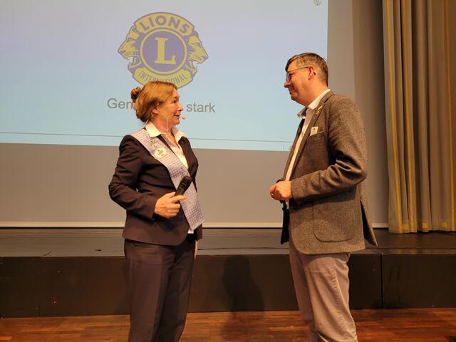 Christiane Keller-Krische mit Andreas Toth, der für die Lions Transporte in die Ukraine organisierte