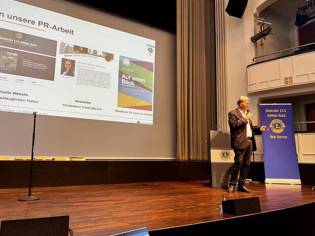 Michael Landgraf erläutert als Kabinettsbeauftragter die PR-Arbeit im Distrikt