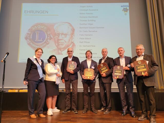 Ehrungen mit der Melvin-Jones-Fellowship für verdiente Lions durch Governor Christiane Keller-Krische und die ehemalige Governor Sevilay Huesman-Koecke