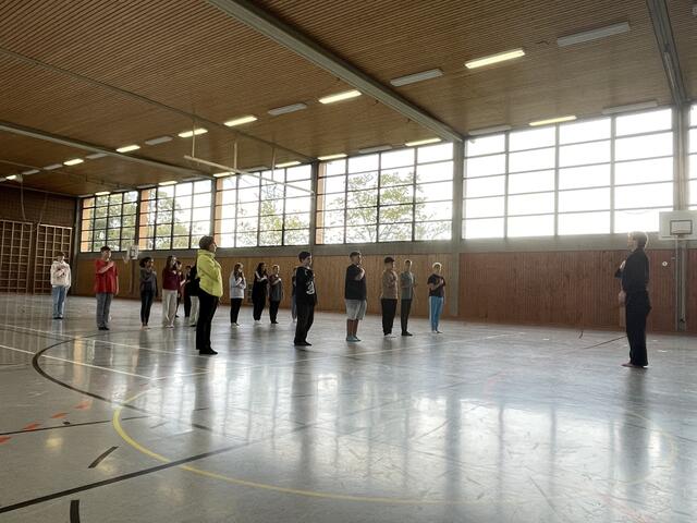 Trainer Christian Frey mit der Klasse 7a | Foto: Weiler