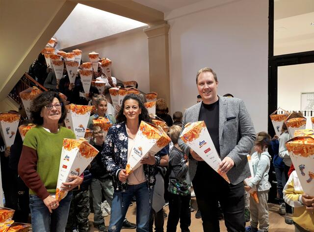 Im Bild vorne, v.l.n.r.: Walburga Moritz-Gerhardt (Schulleitung Augartenschule), Teresa Musacchio (Einrichtungsleitung Sybelcentrum), Philipp Herz (Gebietsverantwortlicher dm-drogerie markt) | Foto: Heimstiftung Karlsruhe