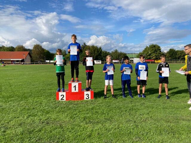 Platz 1: Vincent, 5. von links Adam, rechts daneben Samuel