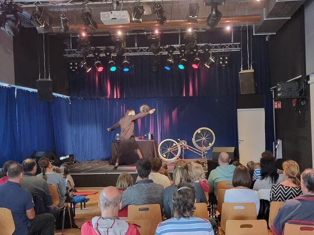 ... die "Opera Spaghetti" - ein wildes, verrücktes Drama mit Clowning, Jonglage, Akrobatik und Magie über einen Mann, der es kaum erwarten konnte, seine Spaghetti zu essen | Foto: Basaric-Steinhübl