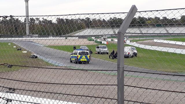 Die zwei Rennmaschinen liegen links neben der Strecke (Foto Michael Sonnick)