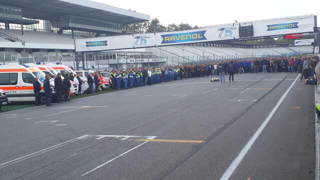 Schweigeminute bei Start und Ziel (Foto Michael Sonnick)