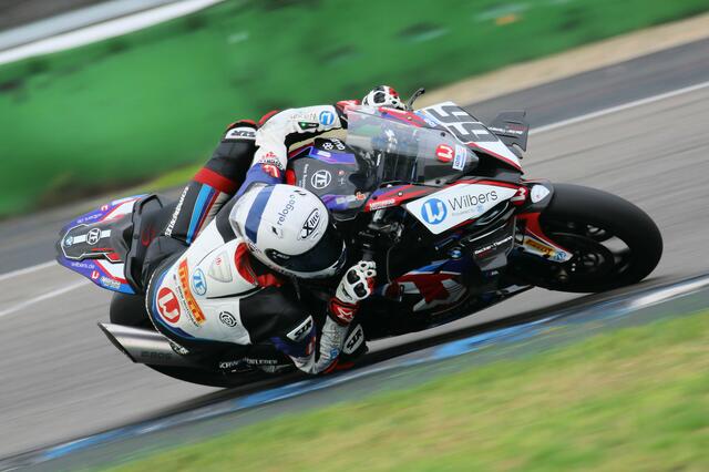 Florian Alt (Wilbers-BMW) in Schräglage auf dem Hockenheimring (Foto Thomas Haas)