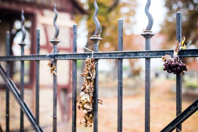 Am Eingangstor zum verschlossenen Friedhof hängen Sträußchen. Den Schlüssel erhalten Interessierte bei der Touristinfo in Wachenheim | Foto: Cornelia Bauer