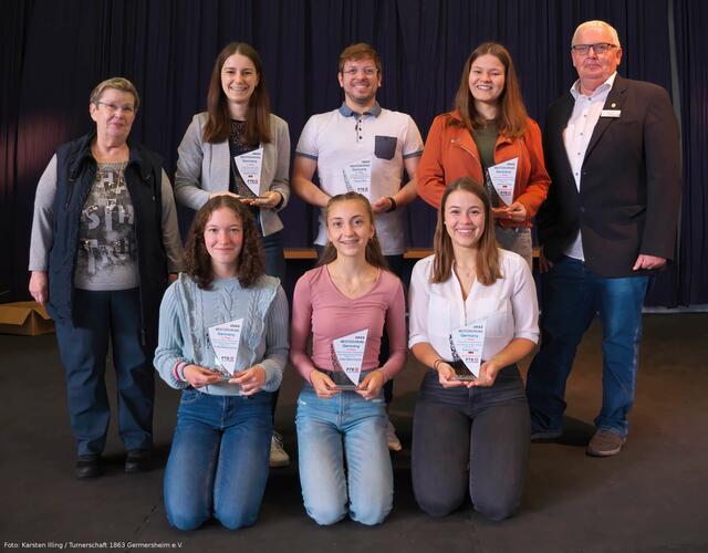 hintere Reihe vlnr: Inge Hollerith (PTB-Vizepräsidentin Turnen), Sarah Höfers, Pascal Bär, Simone Illing und Walter Benz (Präsident des Pfälzer Turnerbundes)
vordere Reihe vlnr: Emilia Messerschmidt, Christina Khramtsov und Bianca Illing | Foto: Karsten Illing