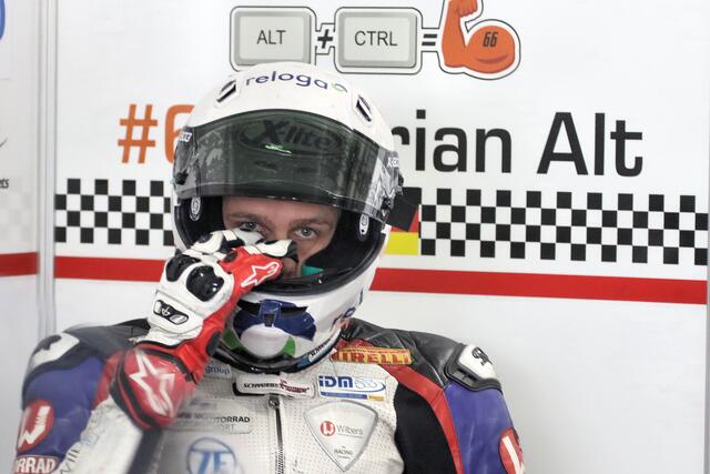 Florian Alt (Wilbers-BMW) in der Box (Foto Thomas Haas)