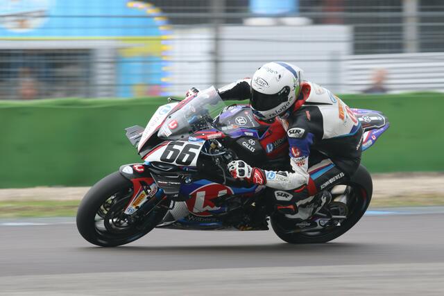 Florian Alt (Wilbers-BMW) auf dem Hockenheimring (Foto Thomas Haas)