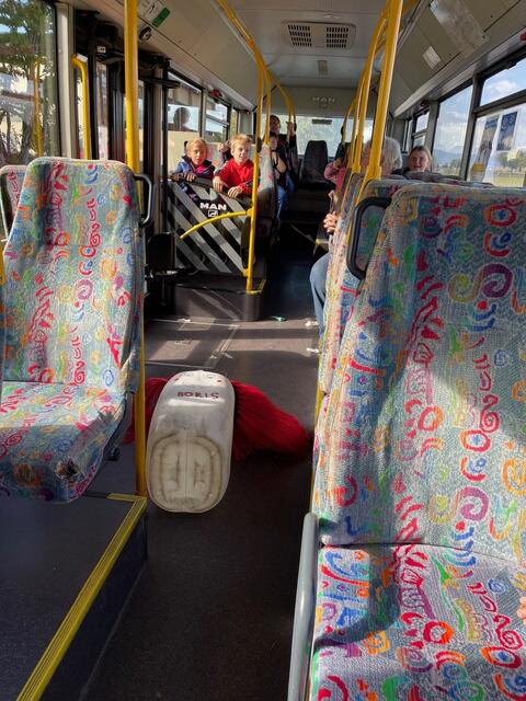 Gleichberechtigung beim VRN: Letztes Jahr flog „Doris“ als Dummy durch den Bus, dieses Jahr zeigt ihr männliches Pendant die Gefahren der Vollbremsung. | Foto: Weiler