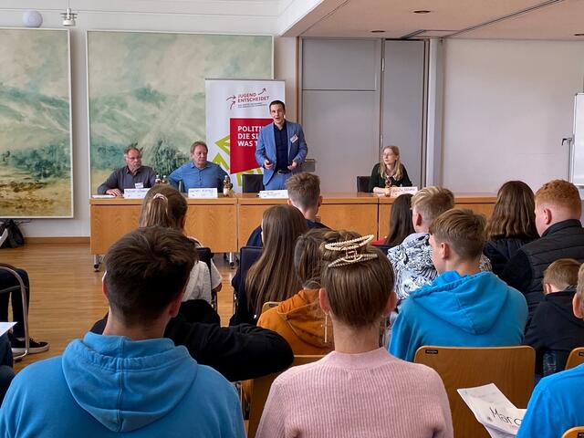 Bürgermeister Christian Burkhart mit den Beigeordneten Werner Kempf und Reiner Niederberger (v.l.) mit den Jugendlichen im VG-Ratssaal | Foto: vgv