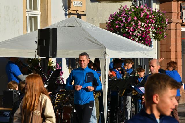 Laufend Gutes tun: Auch Bürgermeister Maximilian Ingenthron lief gemeinsam mit den Schülerinnen und Schülern für den guten Zweck | Foto: Stadt Landau